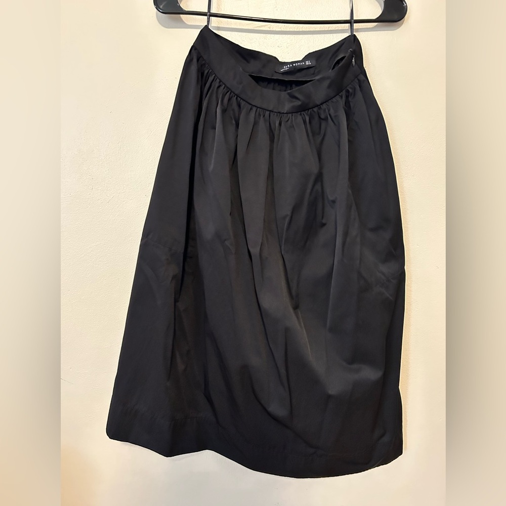 Zara. Black midi skirt. Size Small.